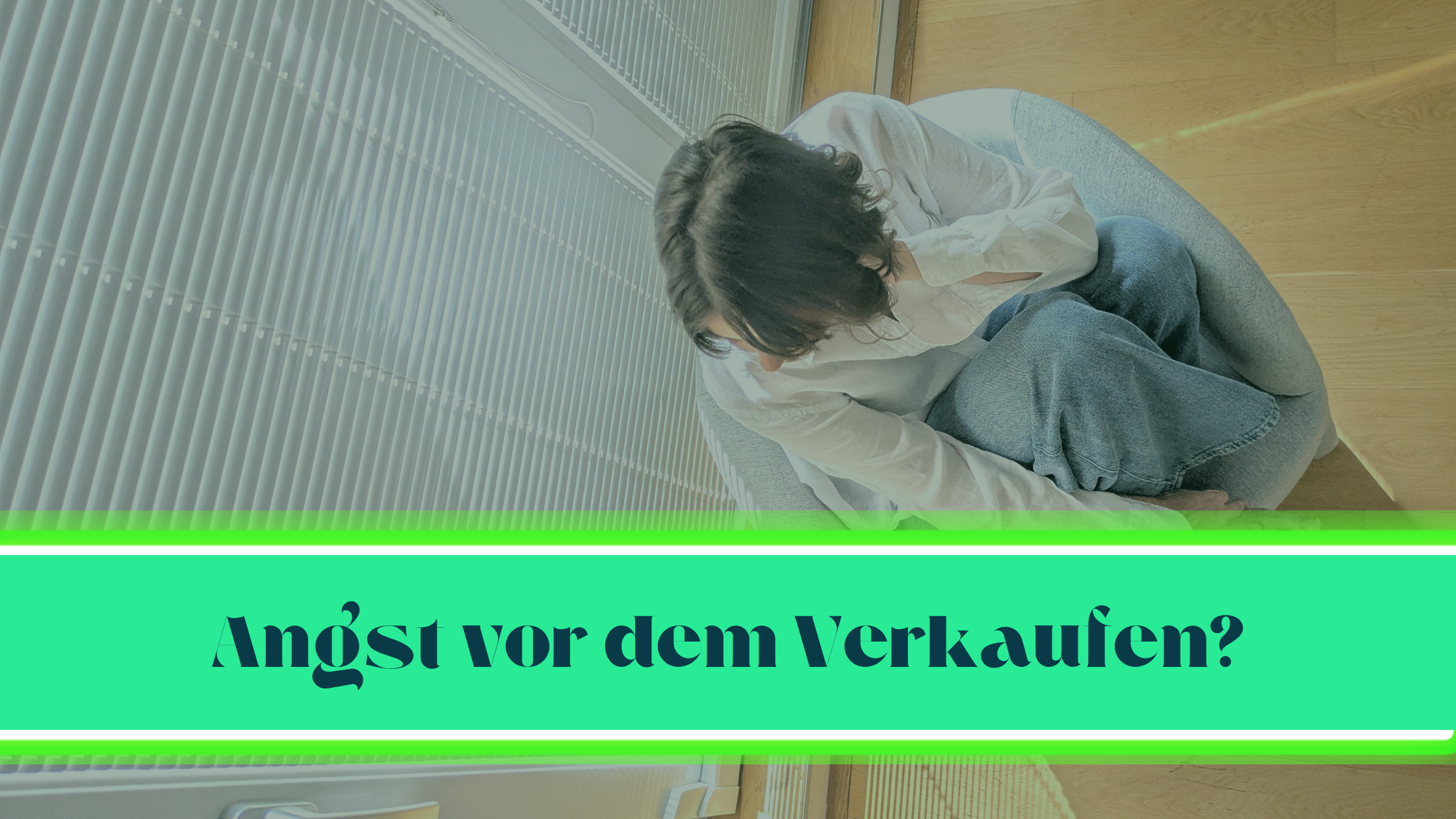 Eine nachdenkliche Solo-Selfstständige am Laptop, die ihre Verkaufsangst lösen und erfolgreich Kunden gewinnen möchte.